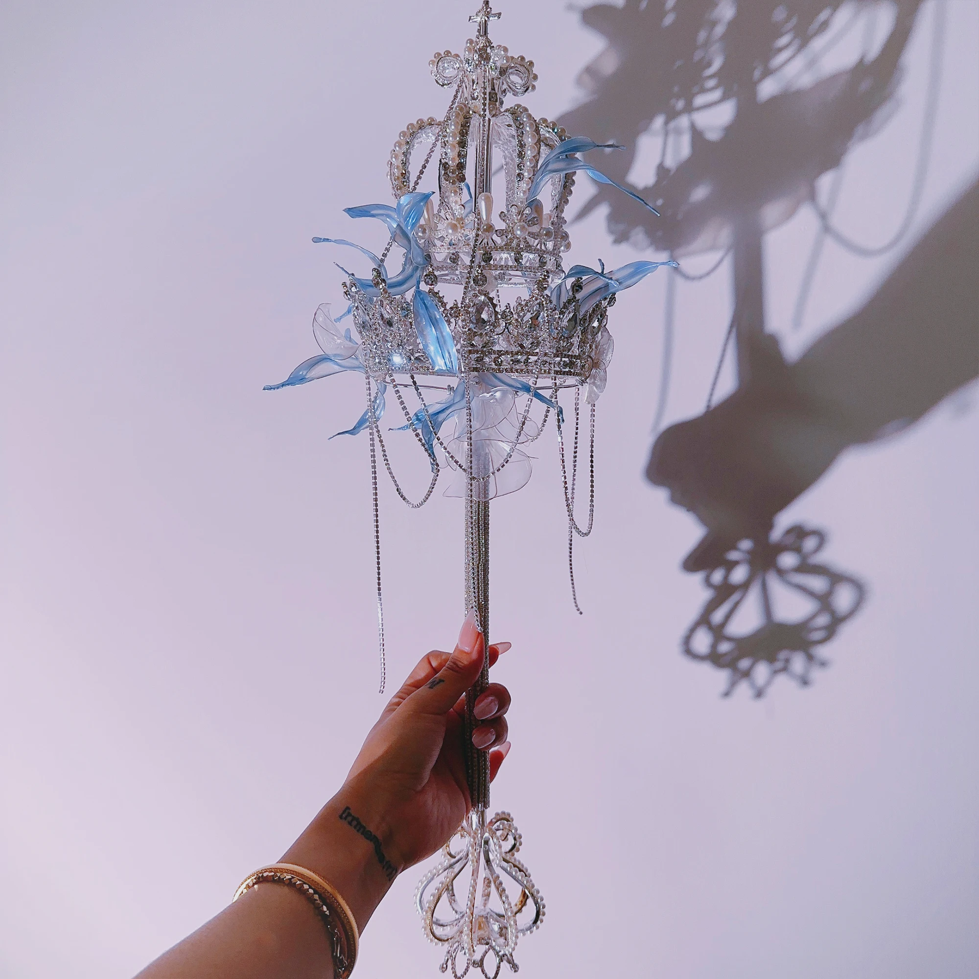JaneVini Saūda Arābija Līgava Kāzu Scepteri Vāle Pērles Vainagu Sudraba Rhinestones Blue Ziedi, Līgavas Kāzu Pušķi Sieviešu Nūjiņu