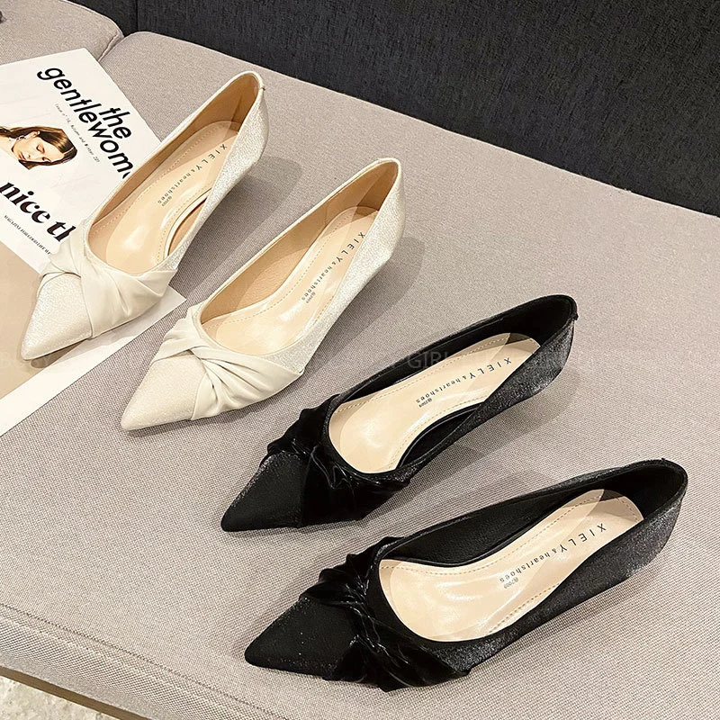 Rīsi baltie savvaļas loku 3cm augstpapēžu kurpes sieviešu 2022 jaunas M norādīja zema papēža pusei vakariņas vienas kurpes
